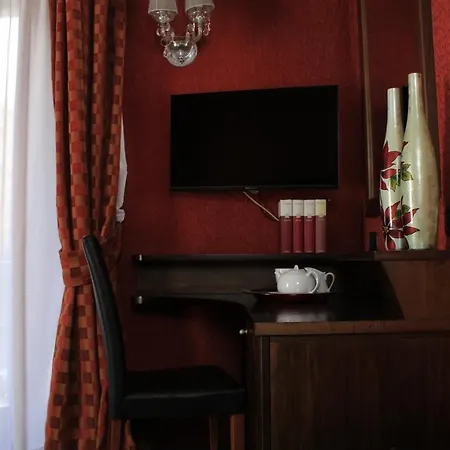 Guiren Dal 1959 Hotel Neapol